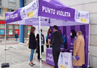 Imagen del momento en el que se inaugura el Punto Violeta de Narón el día 18 de febrero de 2022.