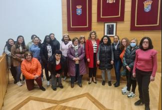 A alcaldesa recibiu a 20 mulleres que participan en cursos municipais